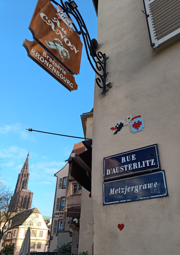 Cigogne de Stork sur les murs de Strasbourg