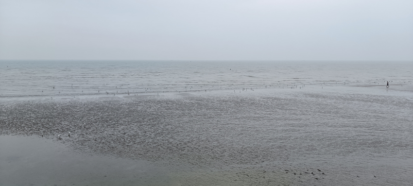La plage de Dunkerque par temps de pluie