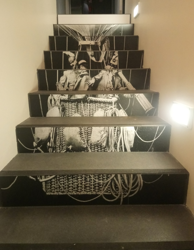 Les escaliers décorés en hommage à Méliès à la Cinémathèque française